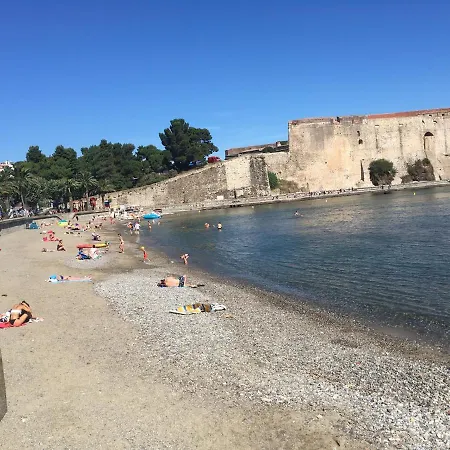 Pieds Dans L'eau A Коллиур