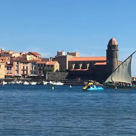 Pieds Dans L'eau A Коллиур